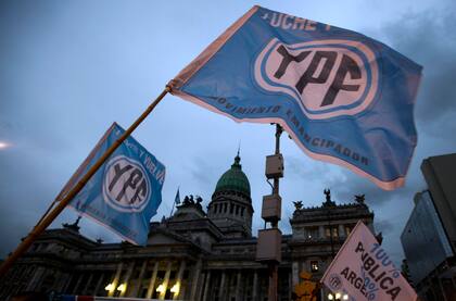 Seguidores a favor de la propuesta de nacionalizar la petrolera YPF ondeaban banderas a las afueras del Congreso en 2012, cuando se aprobó el proyecto de expropiación