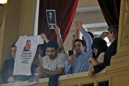 Seguidores de Alberto Fernández esperan el comienzo de la ceremonia de traspaso en el Senado