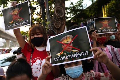 Seguidores de Aung San Suu Kyi se manifiestan en la embajada de Myanmar en Bangkok