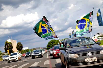 Seguidores de Bolsonaro muestran banderas por las calles de Brasilia