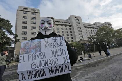 Seguidores de Cristina Kirchner en la puerta de Comodoro Py