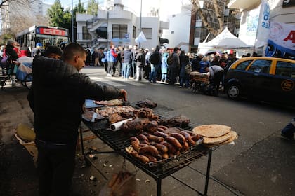 Seguidores de Cristina Kirchner hacen vigilia en la puerta de su casa en la calle San José y Humberto Primo.