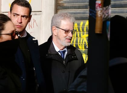 Seguidores de Cristina Kirchner hacen vigilia en la puerta de su casa en la calle San José y Humberto Primo. Carlos Beraldi
