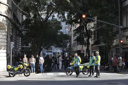 Seguidores de Cristina Kirchner hacen vigilia en la puerta de su edificio en Recoleta