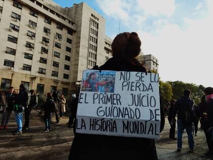 Seguidores de Cristina Kircner en la puerta de Comodoro Py