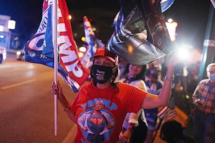 Seguidores de Donald Trump esperan los resultados presidenciales en Miami