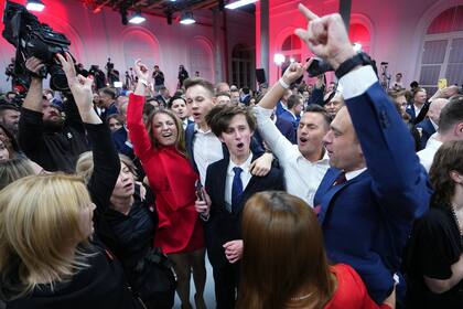 Seguidores de Donald Tusk, ex primer ministro polaco, celebran en la sede de su partido en Varsovia, Polonia, el domingo 15 de octubre de 2023. El resultado de las elecciones polacas está en el filo de la navaja, ya que un sondeo a pie de urna indica que el partido gobernante Ley y Justicia ha sido el más votado. (AP Photo/Petr David Josek)
