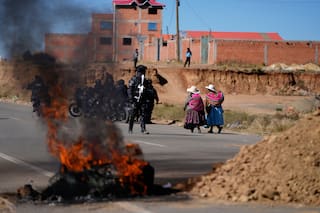 Seguidores de Evo Morales suman presión a protestas en Bolivia y piden la renuncia del presidente Paz