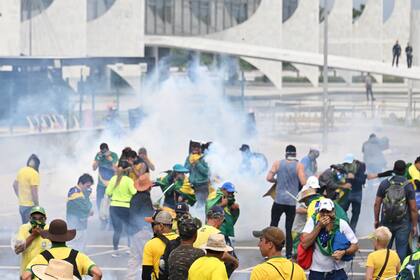 Seguidores de Jair Bolsonaro se enfrentan con la policía en el Congreso Nacional en Brasilia.