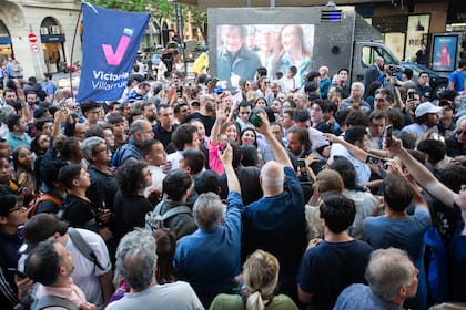 Seguidores de Javier Milei se acercan a la espera de Victoria Villaruel, en la esquina de Santa Fe y Callao