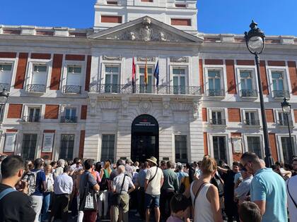 Seguidores de Javier Milei y curiosos, en la Puerta del Sol, a la espera del presidente argentino