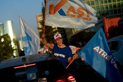 Seguidores de Kast manifiestan por su candidato en Santiago