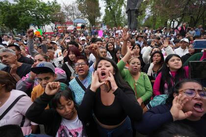 Seguidores de Lenia Batres, que se presenta a la Suprema Corte, la animan en un acto de cierre de campaña