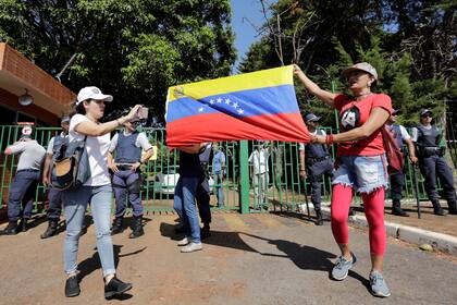 Seguidores de Nicolás Maduro en la puerta de la embajada de Venezuela en Brasilia