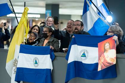 Seguidores de presos políticos de Nicaragua esperan la llegada de los 222 deportados el 9 de febrero de 2023 en el aeropuerto internacional Washington Dulles 