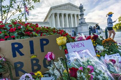 Un altar en homenaje a la jueza progresista Ruth Bader Ginsburg, fallecida a finales de 2020. Trump cubrió su lugar con un juez conservador y terminó de inclinar la balanza