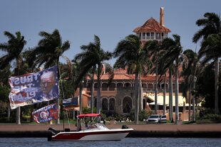 Seguidores de Trump pasan en lancha frente a su residencia en Florida