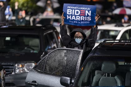 Seguidores del candidato demócrata Joe Biden durante un mitin de campaña en el parque Franklin Delano Roosevelt (FDR) el 1 de noviembre de 2020 en Filadelfia, Pensilvania