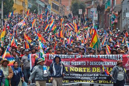 Seguidores del ex presidente de Bolivia, Evo Morales, se manifiestan por las calles de El Alto