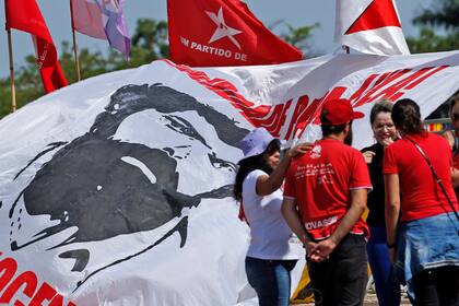 Seguidores del ex presidente de Brasil, Luiz Inácio Lula da Silva, se manifiestan frente al Tribunal Federal Supremo en Brasilia