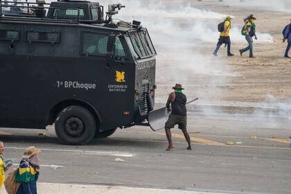 Seguidores del ex Presidente Jair Bolsonaro chocaron con la policía en Brasilia