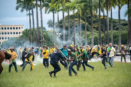 Seguidores del ex Presidente Jair Bolsonaro chocan con la policía en Brasilia