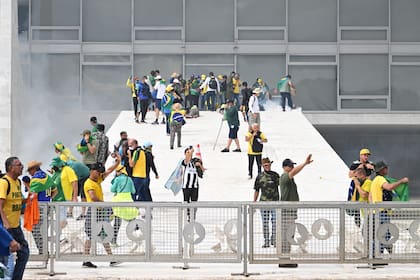 Seguidores del ex Presidente Jair Bolsonaro se enfrentan con la policía en cercanías del edificio del Congreso Nacional en Brasilia.