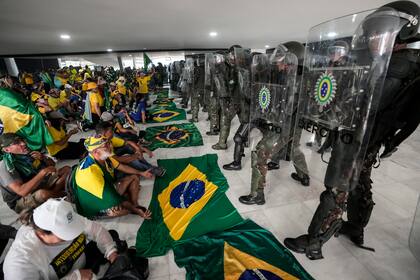 Seguidores del ex Presidente Jair Bolsonaro toman el Palacio de Planalto