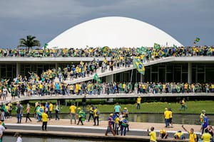 Seguidores del ex Presidente Jair Bolsonaro toman el edificio del Congreso Nacional en Brasilia.