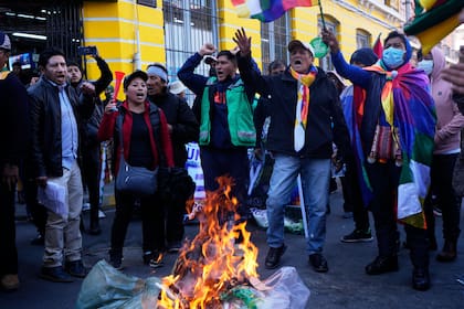 Seguidores del expresidente boliviano Evo Morales se manifiestan en reclamo de que el dirigente indígena pueda competir en los comicios presidenciales de agosto, cerca del palacio gubernamental en La Paz, Bolivia, el miércoles 4 de junio de 2025. (AP Foto/Juan Karita)