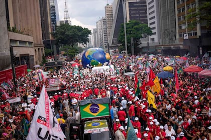 Seguidores del expresidente Luiz Inacio Lula da Silva asisten a un evento de campaña en san Pablo