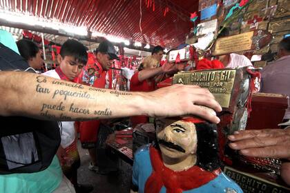 Seguidores del Gauchito Gil, en un santuario del santo popular ubicado en Mercedes, Corrientes