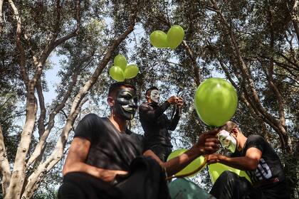 Seguidores del movimiento Hamas preparan globos incendiarios en la frontera norte entre Gaza e Israel el 8 de mayo de 2021