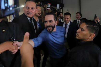 Seguidores del presidente de El Salvador, Nayib Bukele, lo saludan después de que acudiera al Tribunal Supremo Electoral a registrarse como candidato para las elecciones presidenciales del 2024 el viernes 27 de octubre de 2023 en El Salvador