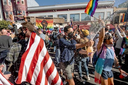 Seguidores del presidente electo, Joe Biden, celebran en las calles de San Francisco, California