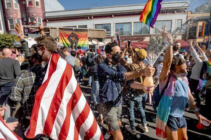Seguidores del presidente electo, Joe Biden, celebran en las calles de San Francisco, California