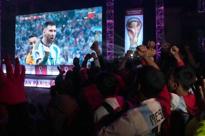 Seguidores indios de Argentina celebran después de que Argentina ganara el partido final de la Copa Mundial de la FIFA contra Francia en Qatar, en Calcuta, India, el lunes 19 de diciembre de 2022