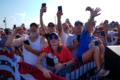 Seguidores vitorean mientras el aspirante republicano a la presidencia de Estados Unidos, Donald Trump, llega a un mitin de campaña el sábado 13 de julio de 2024 en Butler, Pensilvania (AP Foto/Evan Vucci, Archivo)