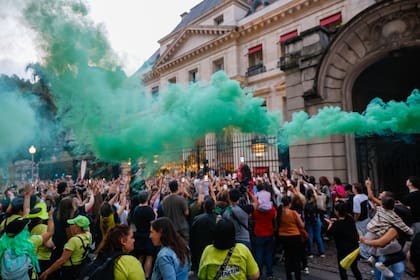 Seguidores y fanáticos del cantante le pusieron color a la tarde en el barrio de Recoleta, de cara a los shows que brindará mañana y el sábado en el Campo Argentino de Polo