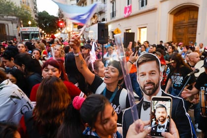 Seguidores y fanáticos del cantante Ricky Martin se agolparon en la entrada del Palacio Duhau, a la espera de poder ver a su ídolo