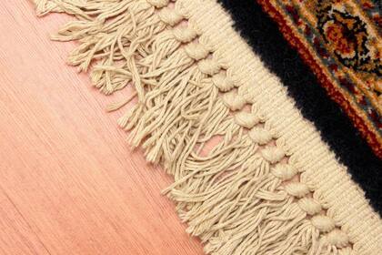 Según Amadian, es muy fácil tropezarse con una alfombra con borlas (iStock)
