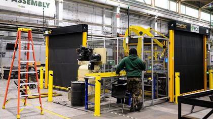 Según analistas, el gobierno de Trump cree que un dólar más debilitado es positivo para que más empresas fabriquen productos en EE.UU