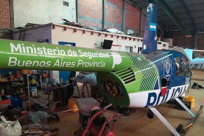 Según autoridades bonaerenses, los dueños del helicóptero debían haber quitado los colores y logos policiales al finalizar el contrato de alquiler
