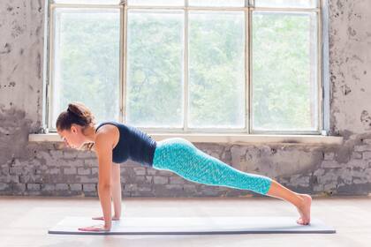 Según Bermúdez, la posición de la plancha es la mejor postura de yoga para perder peso