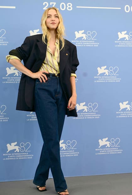 Según contó Seyfried, el conjunto que lució durante la conferencia de prensa previa a la red carpet fue el mismo que había llevado Julia Roberts días atrás: le gustó tanto la combinación que decidió pedírsela prestada a la protagonista de Mujer bonita, quien accedió amablemente