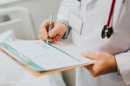 Según Cox, el personal sanitario comparte situaciones traumáticas, decisiones de vida o muerte y una vulnerabilidad emocional que genera vínculos intensos con sus colegas
