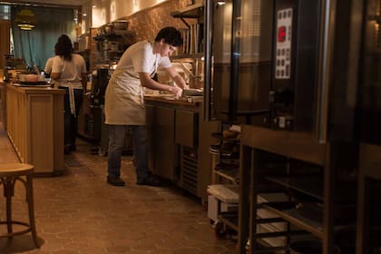 Según cuenta, en la pandemia hizo un curso de pan de masa madre y quedó tan encantado que eso lo motivó a dejar la facultad.