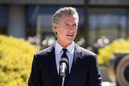 Según datos citados por Newsom, el plan incluye US$300 mil millones en recortes a SNAP