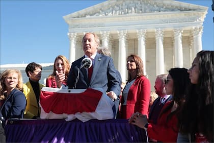 Según detalla The Texas Tribune, esta propuesta legislativa obligaría a los ciudadanos a presentar pruebas físicas de ciudadanía, como pasaportes o certificados de nacimiento, al momento de registrarse para votar en elecciones federales