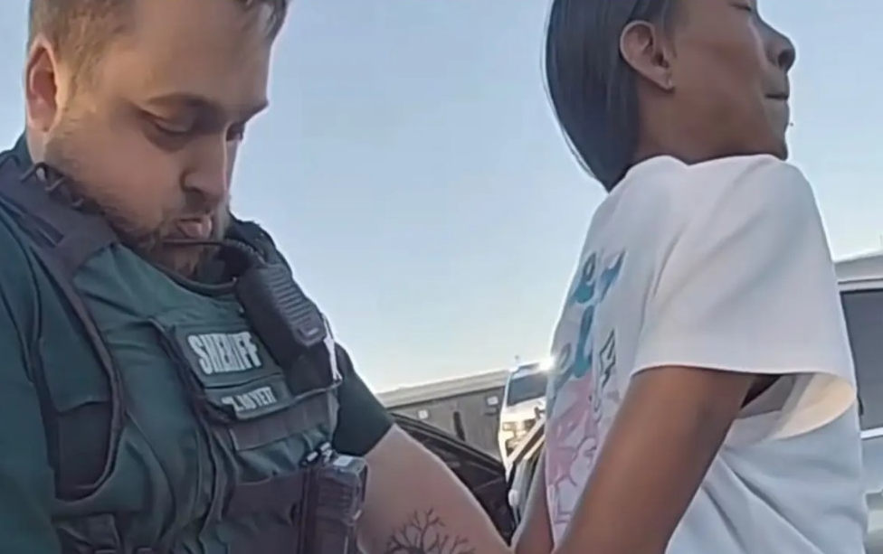 Según el Código Penal Federal de EE. UU., quien se haga pasar por un funcionario del gobierno federal puede enfrentar: hasta tres años de prisión